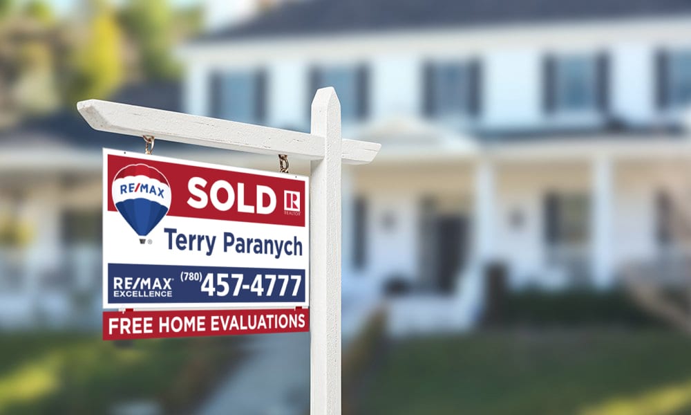 Downsizing? 3 Reasons to Choose a REALTOR® Sold Sign Image